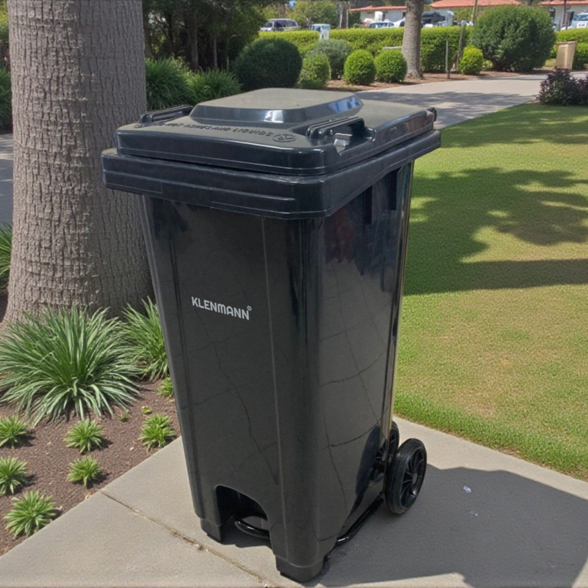 Heavy Duty Plastic Dustbin with Metal Step 120L w Wheels