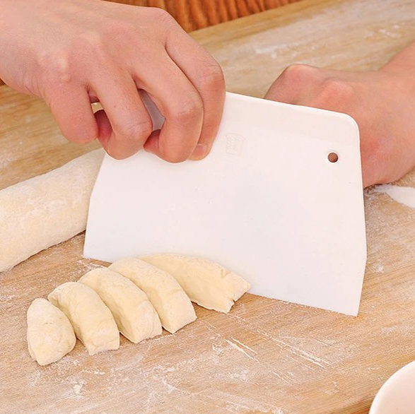 Small Plastic Dough Cutter and Icing Scraper X2 - Lunaz Shop